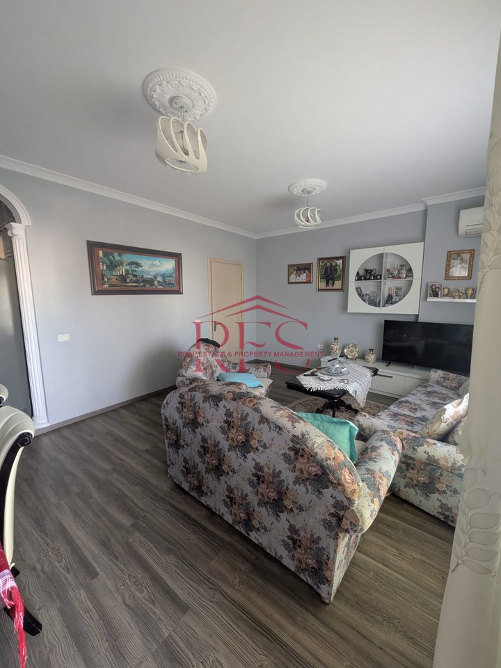 Shitet apartament 2+1 te Kompleksi Panorama, prane Shkollës Harry Fultz