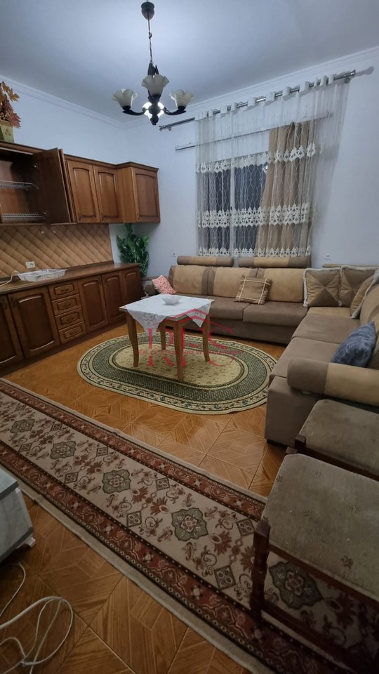 Jepet me qera apartament 2+1 me verandë – 500 mijë lekë/muaj