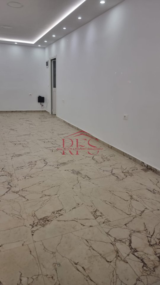 Jepet me Qera Ambient Biznesi 40 m² në Zonë Strategjike pranë Rrugës së Kavajës