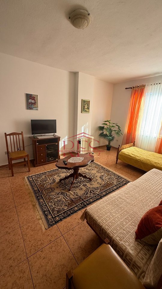 📍 Jepet Apartament 1+1 me Qera tek Rrethi i Komunës së Parisit