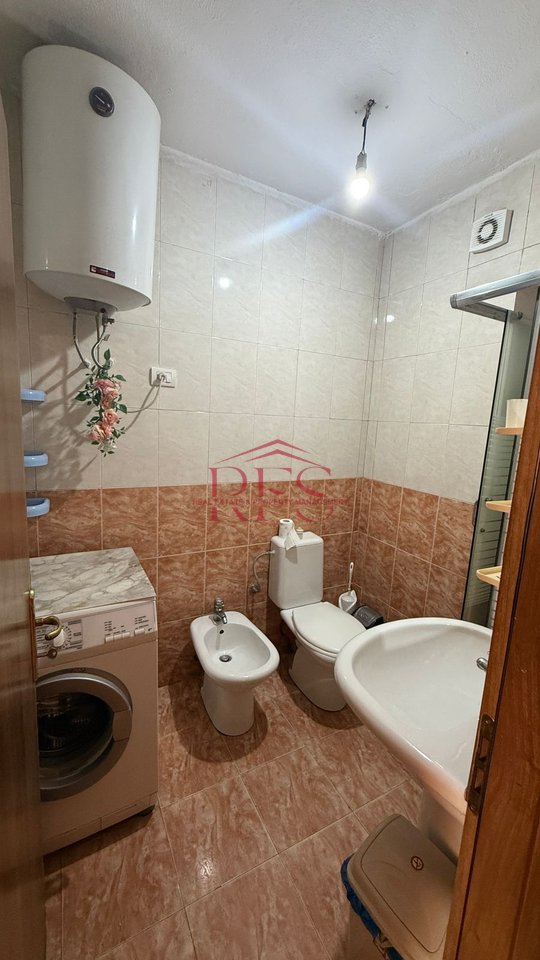 📍 Jepet Apartament 1+1 me Qera tek Rrethi i Komunës së Parisit
