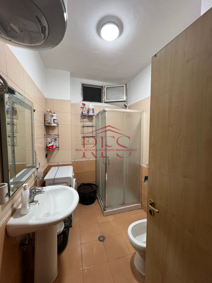 Jepet me qera apartament 2+1 i mobiluar në Astir – 450 mijë lekë