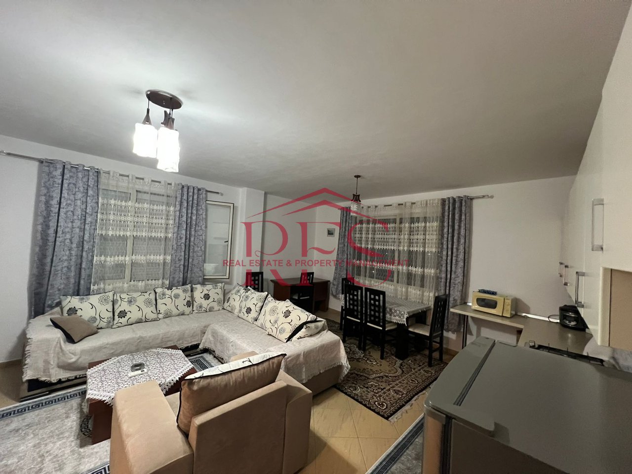 Jepet me qera apartament 2+1 i mobiluar në Astir – 450 mijë lekë