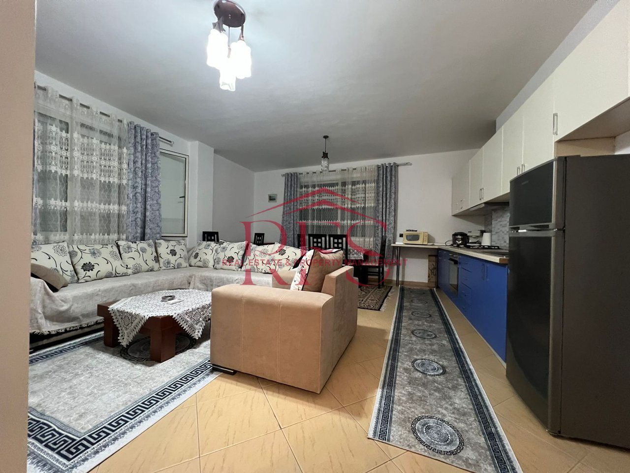 Jepet me qera apartament 2+1 i mobiluar në Astir – 450 mijë lekë
