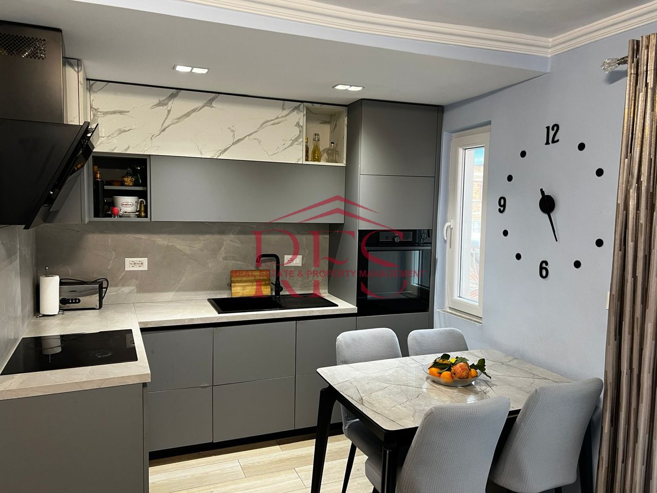 📍Jepet me qera Super  Apartament  1+1  tek Mine Peza,pallati Oslos