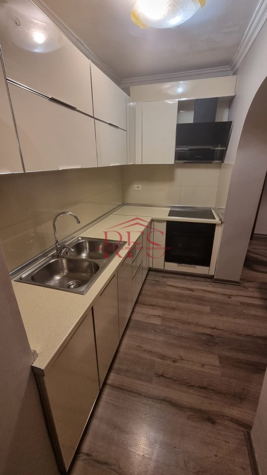 Super Opportunità di Investimento! Vendesi Appartamento 2+1 Arredato vicino a 21 Dhjetori – Possibilità di Suddivisione in 2 Appartamenti, 103 m²