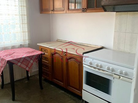 Jepet me Qera Apartamenti 2 plus 1 tek Rruga e Dibres ne Qender te Tiranes