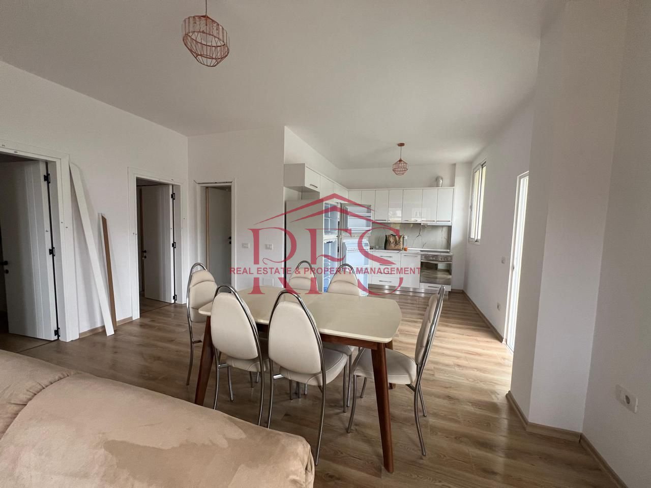 Jepet me qera super apartament 2+1,tek Fakulteti Ekonomik, me vlere 550 euro