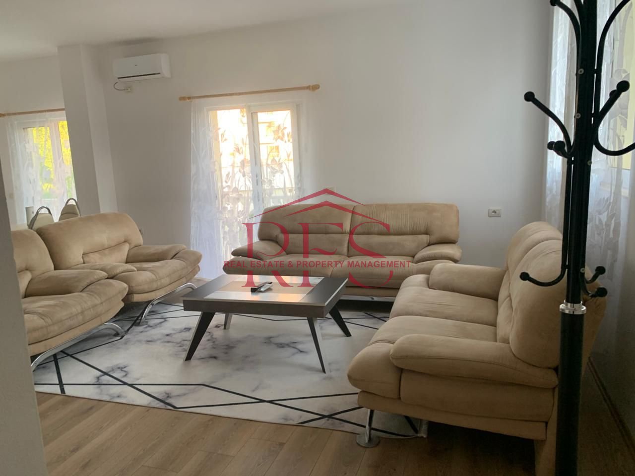 Jepet me qera super apartament 2+1,tek Fakulteti Ekonomik, me vlere 550 euro