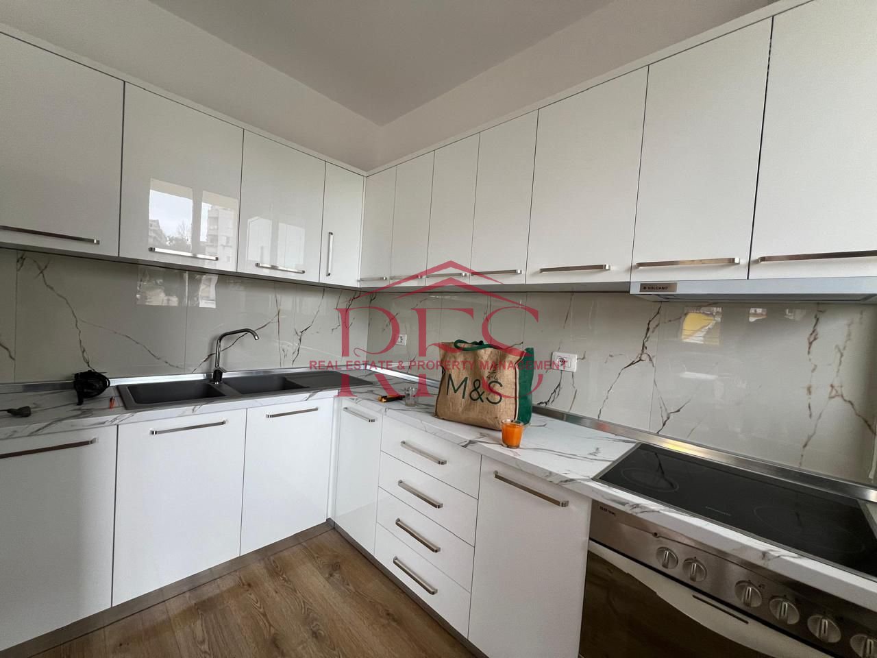 Jepet me qera super apartament 2+1,tek Fakulteti Ekonomik, me vlere 550 euro
