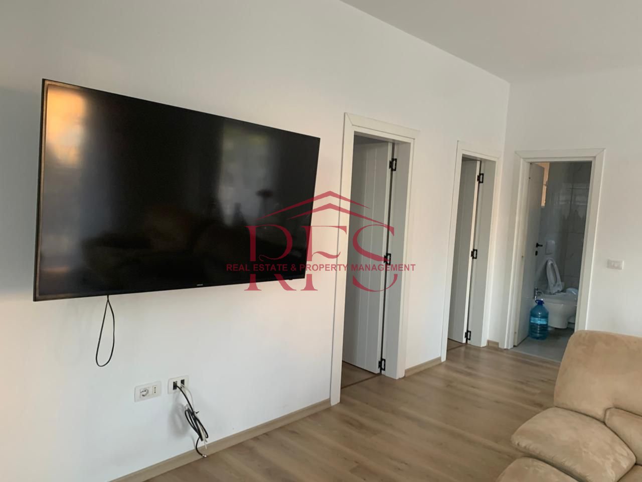 Jepet me qera super apartament 2+1,tek Fakulteti Ekonomik, me vlere 550 euro