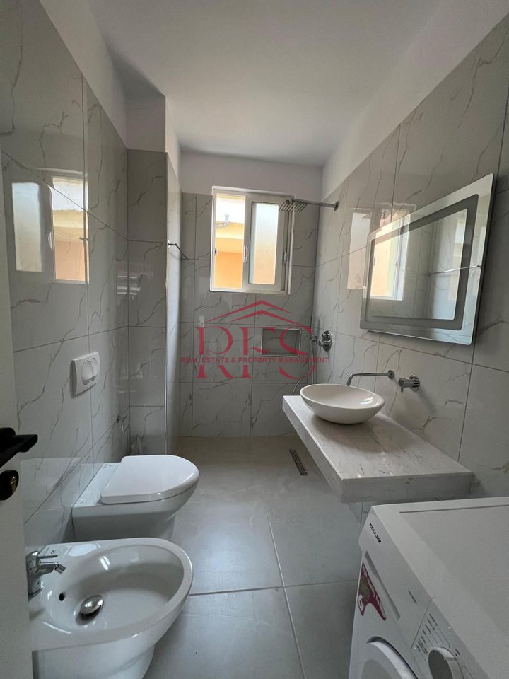 Jepet me qera super apartament 2+1,tek Fakulteti Ekonomik, me vlere 550 euro
