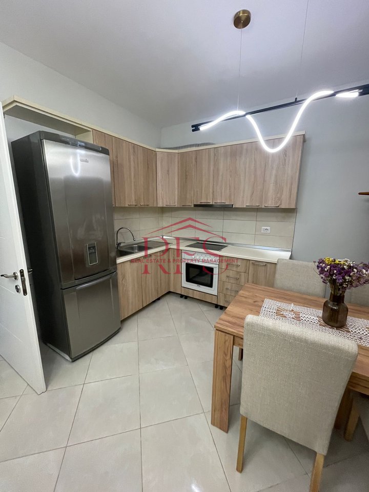 Jepet me qera SHTEPI PRIVATE 1+1 , 600 € tek RRUGA E ELBASANIT
