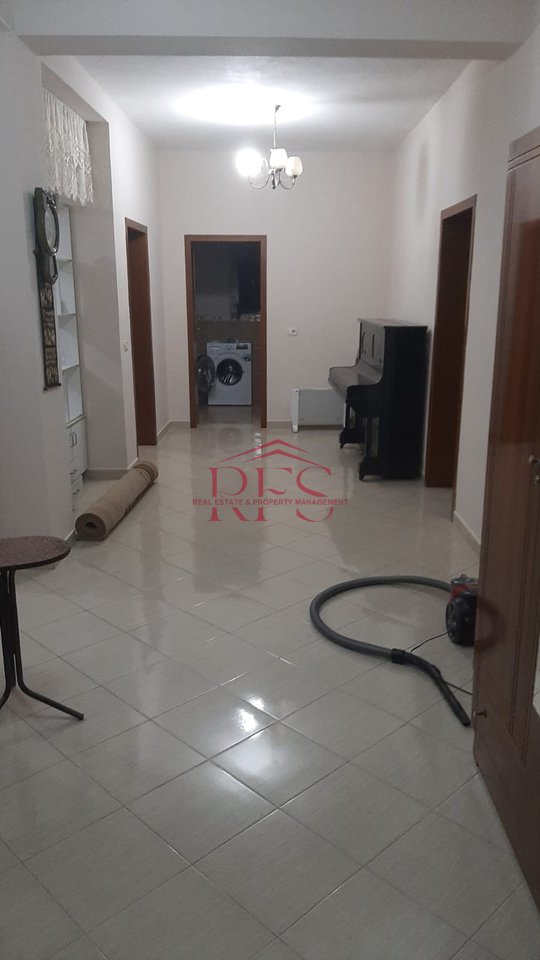 🏡 Jepet me Qera Apartament 2+1 📍 Prane Fakultetit Ekonomik, Rruga e Elbasanit