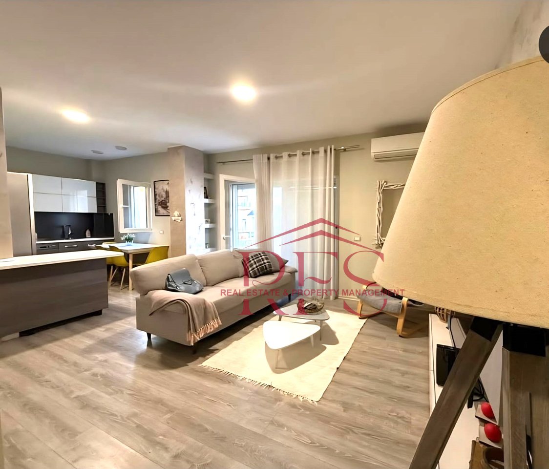 🏡 Appartamento 2+1 in vendita a Komuna e Parisit