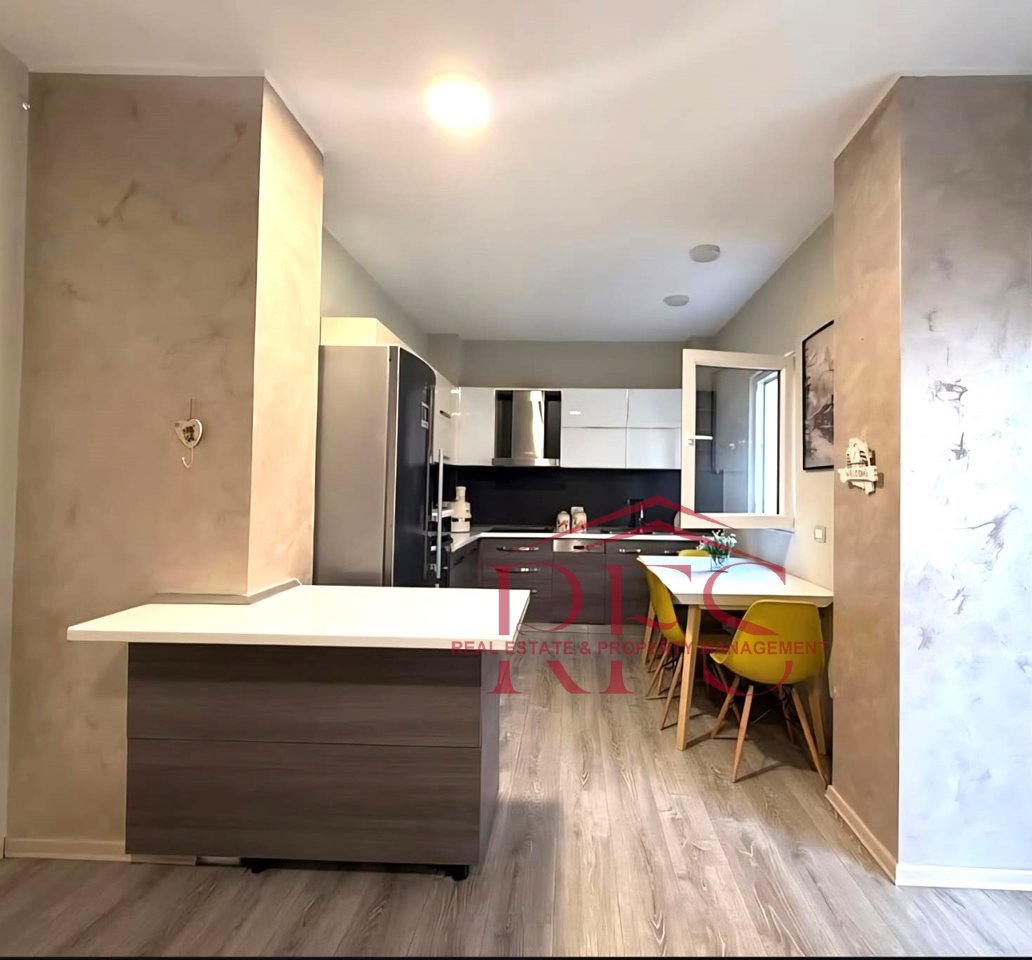 🏡 Appartamento 2+1 in vendita a Komuna e Parisit