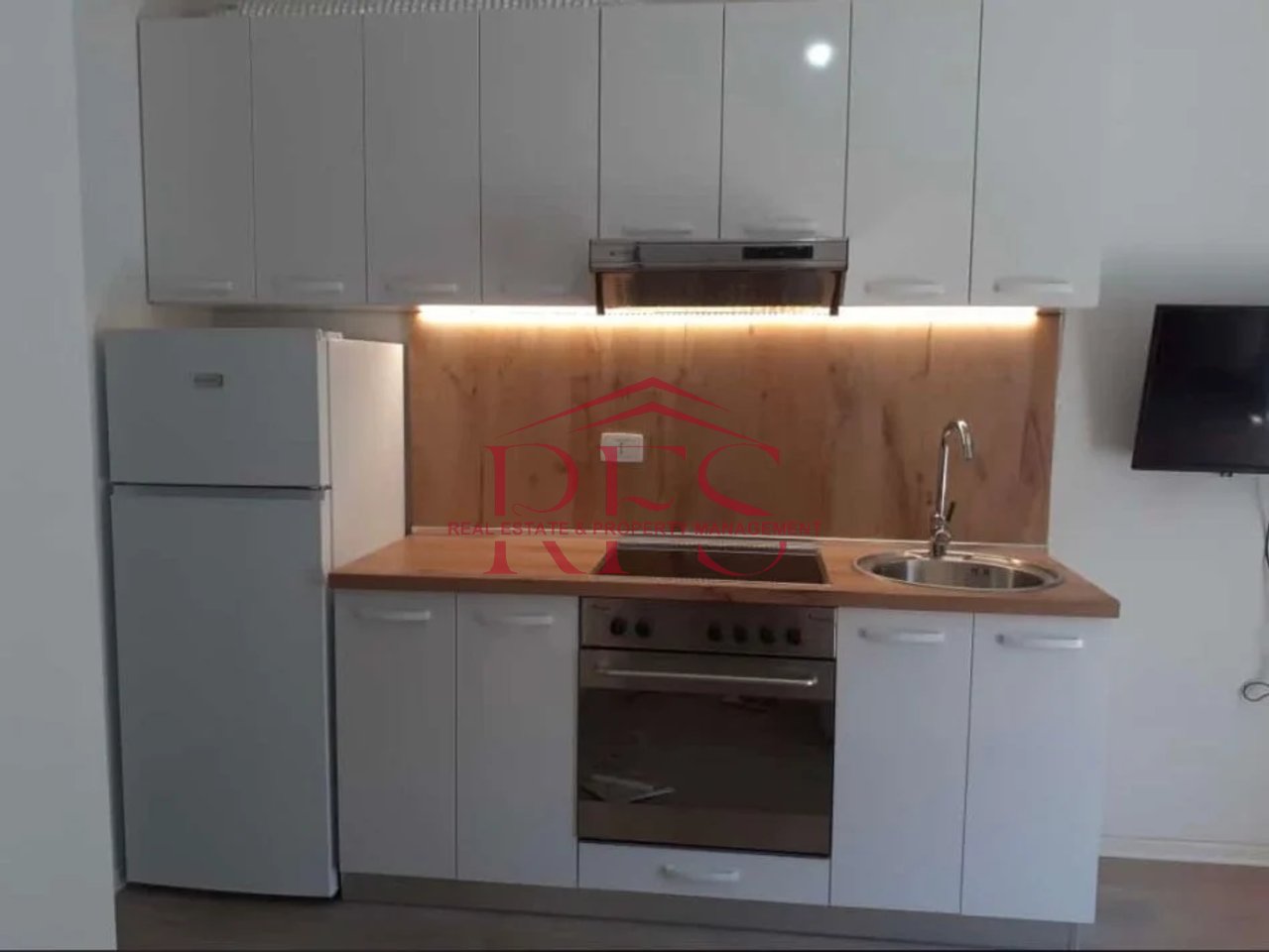 Jepet me Qira Apartament i sapomobiluar në Ali Demi, Kompleksi Mangalem