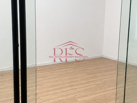 🏢 Si affittano 2 ambienti di servizio – Via “Mine Peza” 📍Per uffici, negozi o varie attività commerciali 💰600 euro