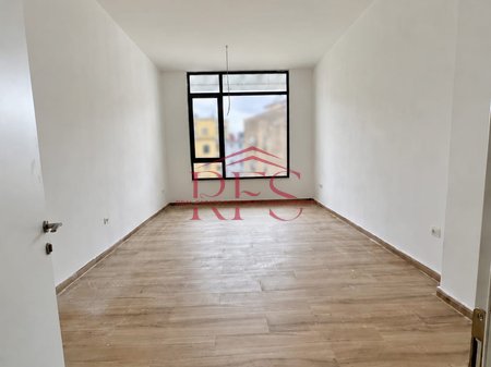 🏢 JEPEN ME QERA AMBIENT BIZNESI / ZYRE 550 – Rruga Mine Peza ,afer te Rruga e Durresit 📍
