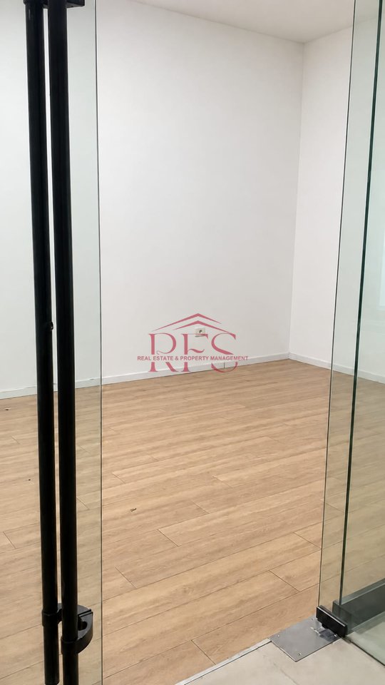 🏢 Si affittano 2 ambienti di servizio – Via “Mine Peza” 📍Per uffici, negozi o varie attività commerciali 💰600 euro