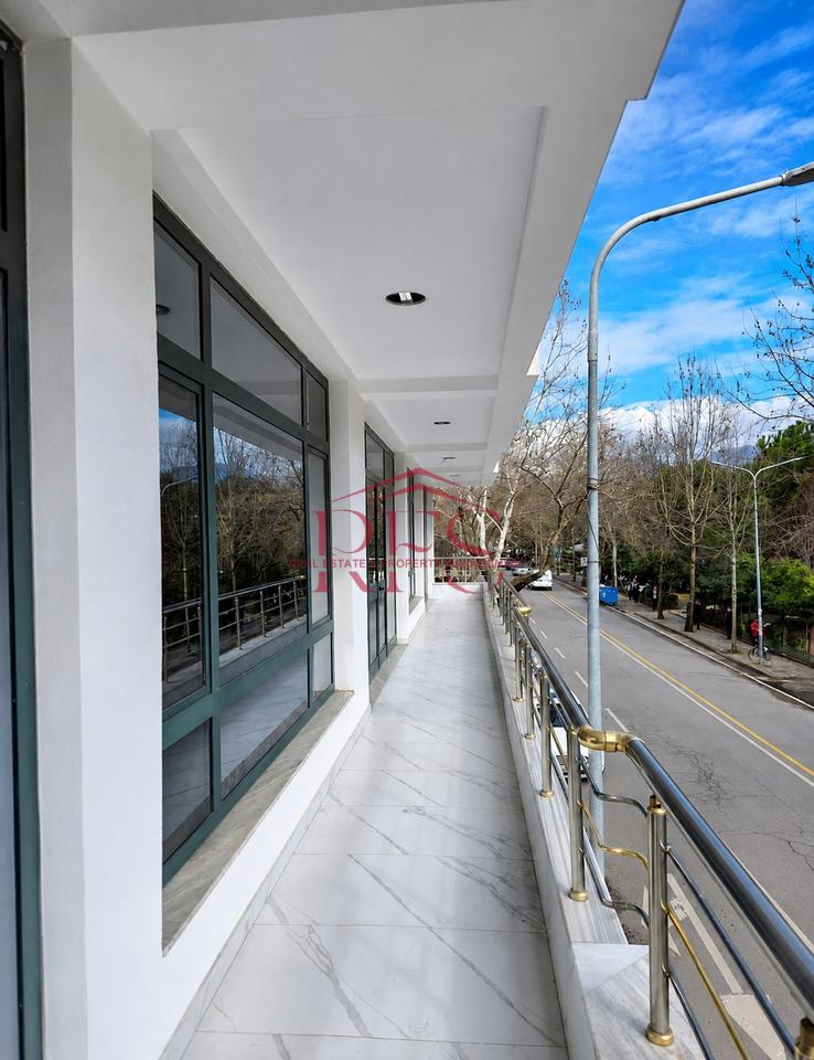 🏢✨ JEPET ME QIRA AMBIENT KOMERCIAL – LAPRAKË | RRUGA LORD BAJRON | 5 vende parkimi