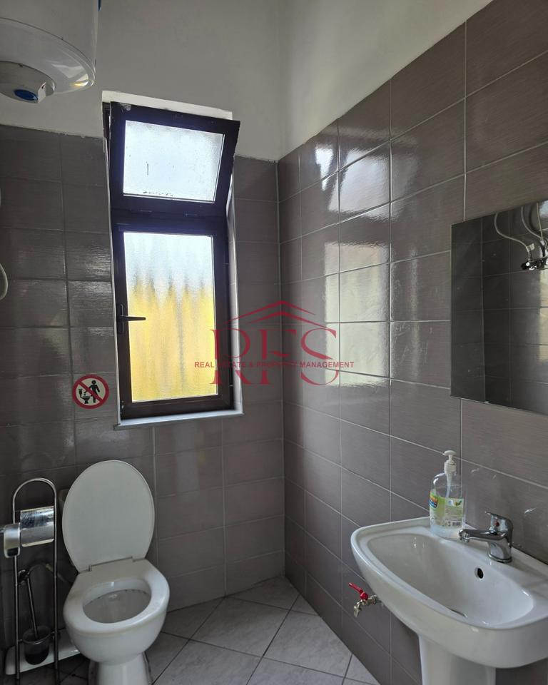🏢✨ JEPET ME QIRA AMBIENT KOMERCIAL – LAPRAKË | RRUGA LORD BAJRON | 5 vende parkimi