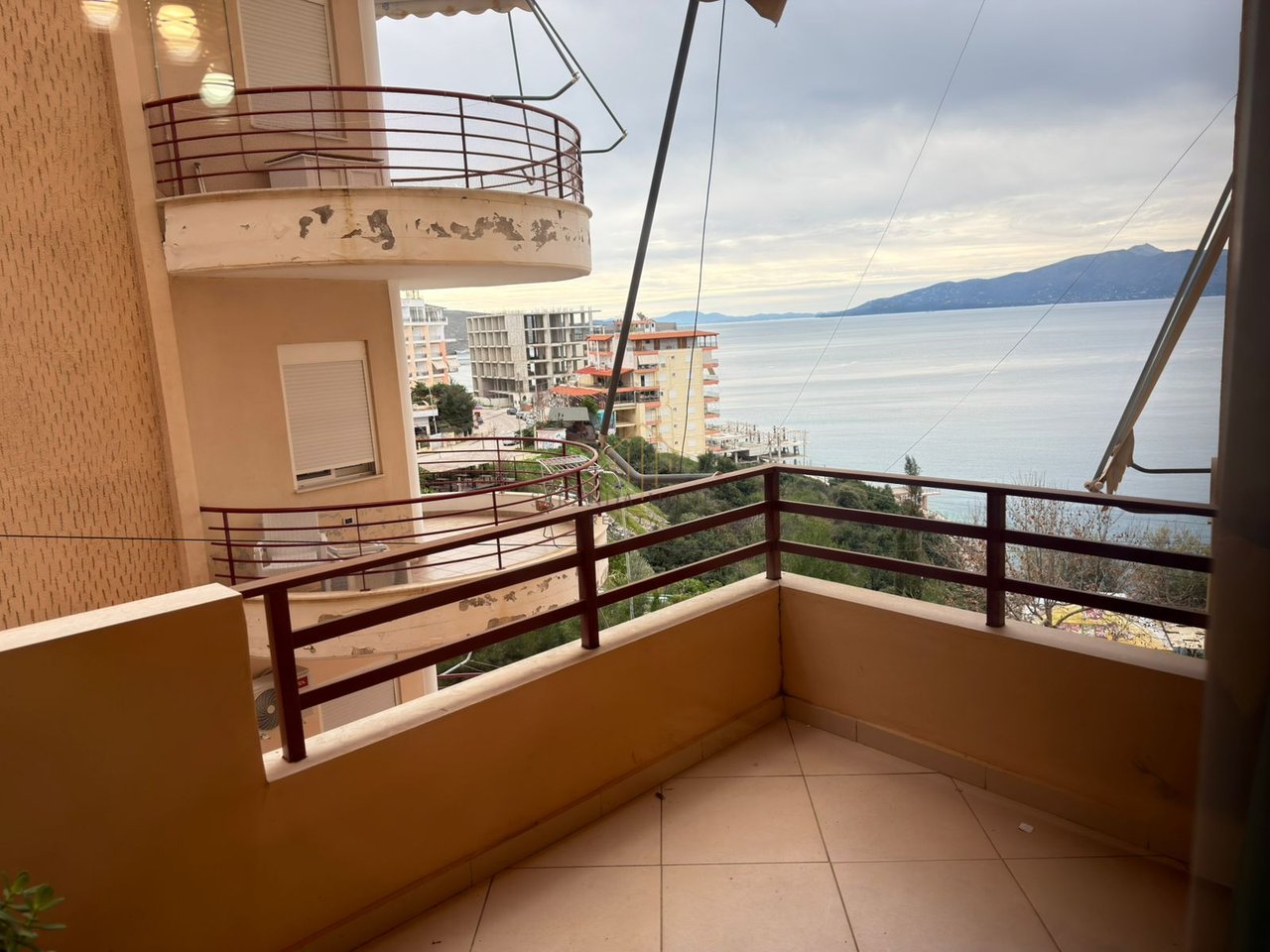 Apartament elegant 2+1 me pamje nga deti – vetëm 2 minuta nga plazhi në Sarandë