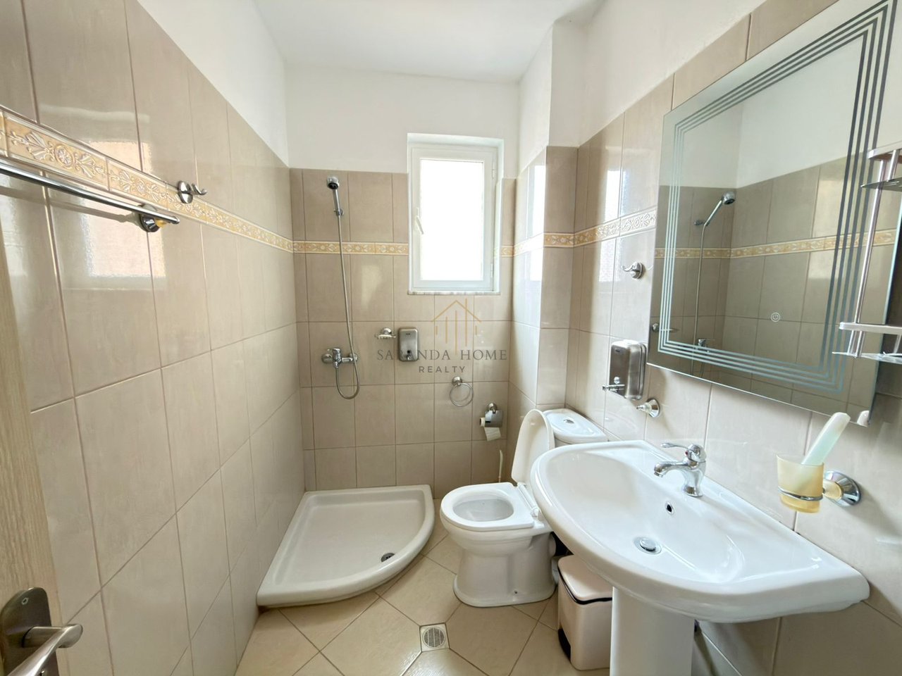 Apartament elegant 2+1 me pamje nga deti – vetëm 2 minuta nga plazhi në Sarandë