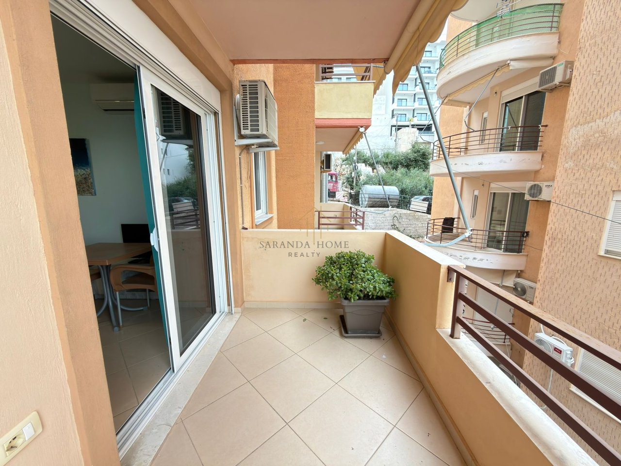 Apartament elegant 2+1 me pamje nga deti – vetëm 2 minuta nga plazhi në Sarandë