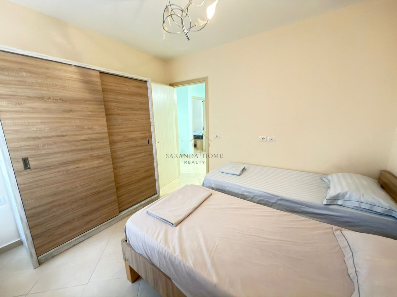 Apartament elegant 2+1 me pamje nga deti – vetëm 2 minuta nga plazhi në Sarandë