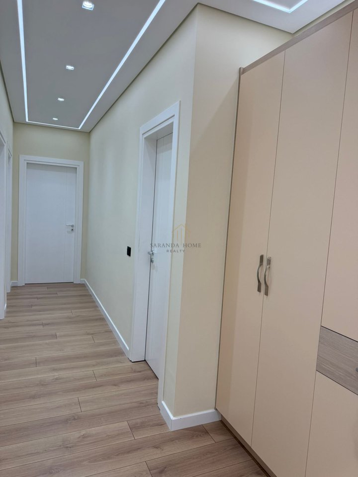 Apartament luksoz 3+1 me pamje ballore nga deti – 2 minuta nga plazhi në Sarandë!