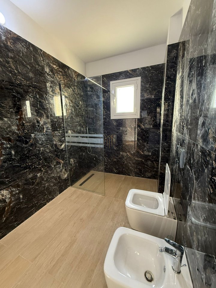 Apartament luksoz 3+1 me pamje ballore nga deti – 2 minuta nga plazhi në Sarandë!