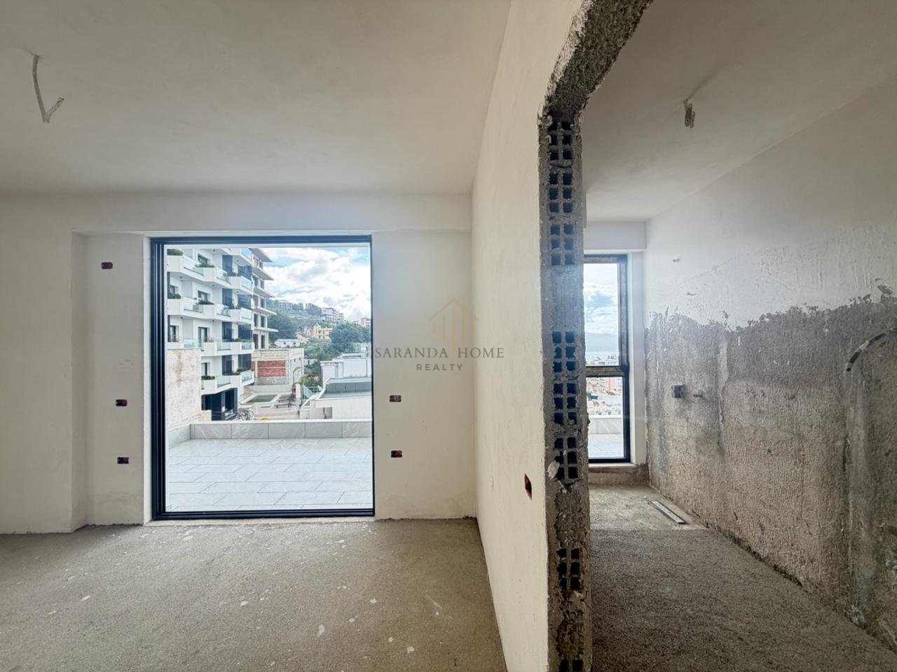 Papafingo luksoz me pamje spektakolare në zemër të Sarandës – Investim super!