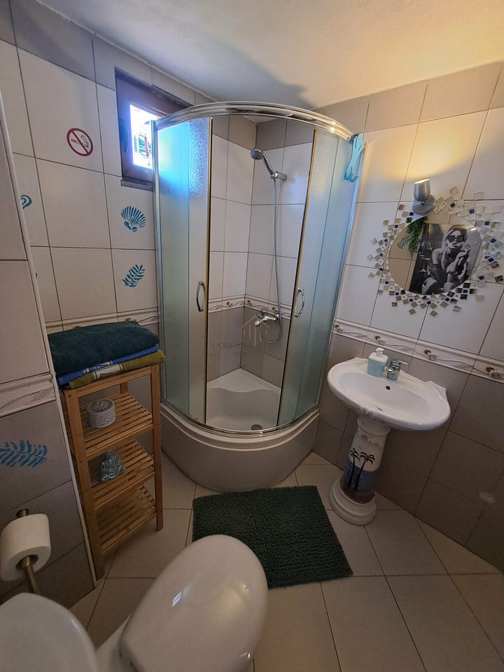 Guest House në Navaricë – Biznes Turistik Gati për Investim!
