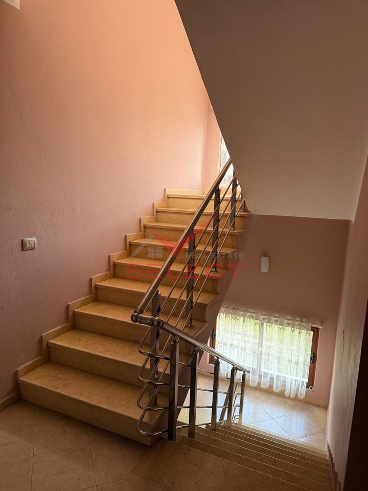 The 2nd and 3rd floors of a villa are for rent.