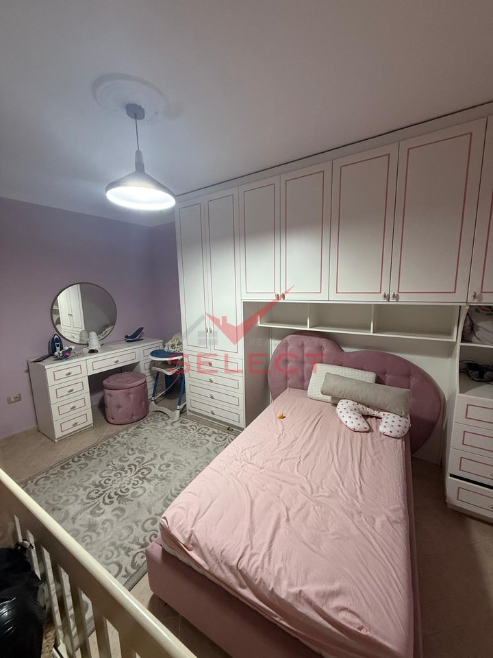 The 2nd and 3rd floors of a villa are for rent.