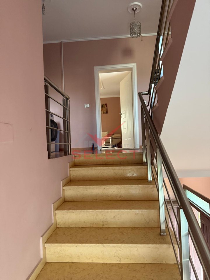 The 2nd and 3rd floors of a villa are for rent.