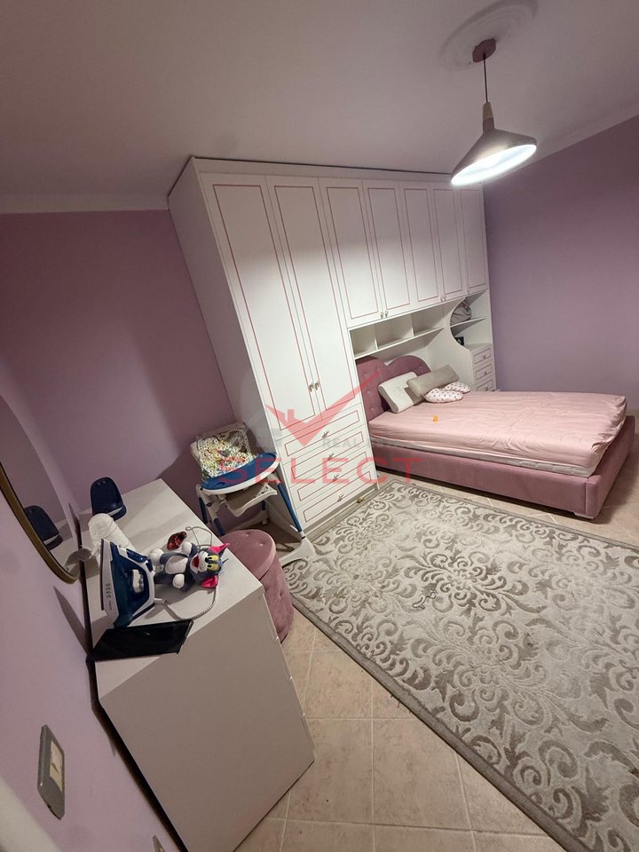 The 2nd and 3rd floors of a villa are for rent.