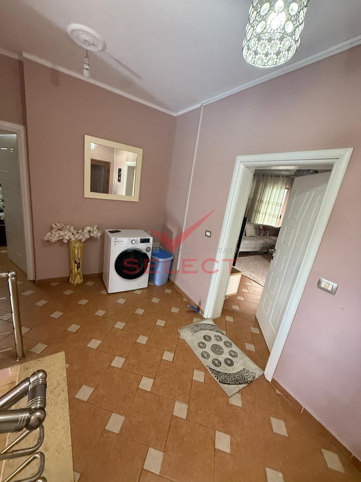 The 2nd and 3rd floors of a villa are for rent.