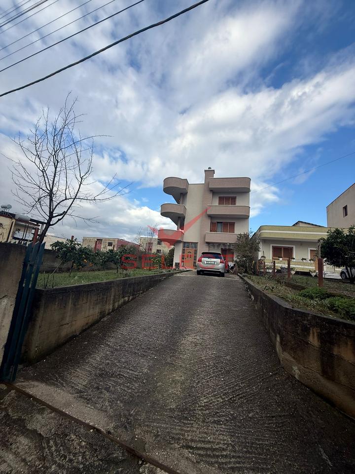 The 2nd and 3rd floors of a villa are for rent.