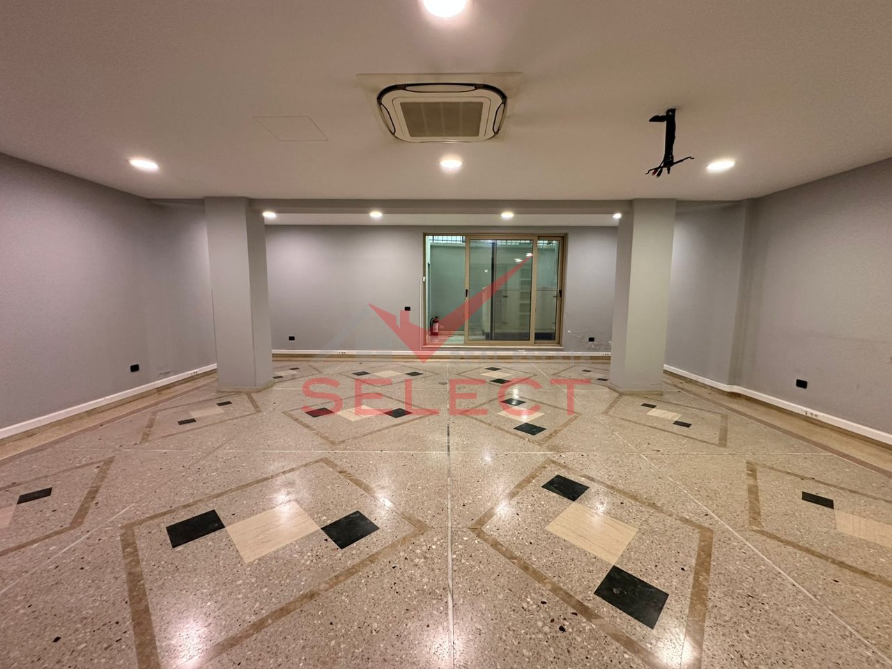 Ambient per Zyra me Qira