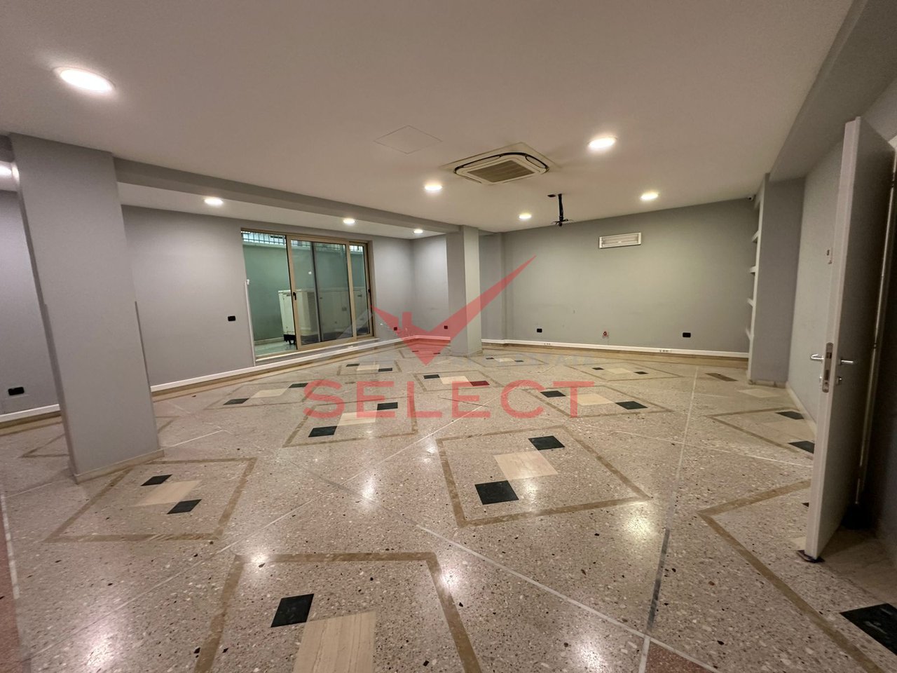 Ambient per Zyra me Qira