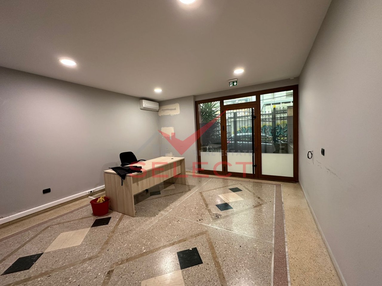 Ambient per Zyra me Qira