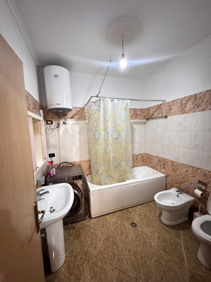 Jepet Aaprtament me Qera 2+1-Yzberisht