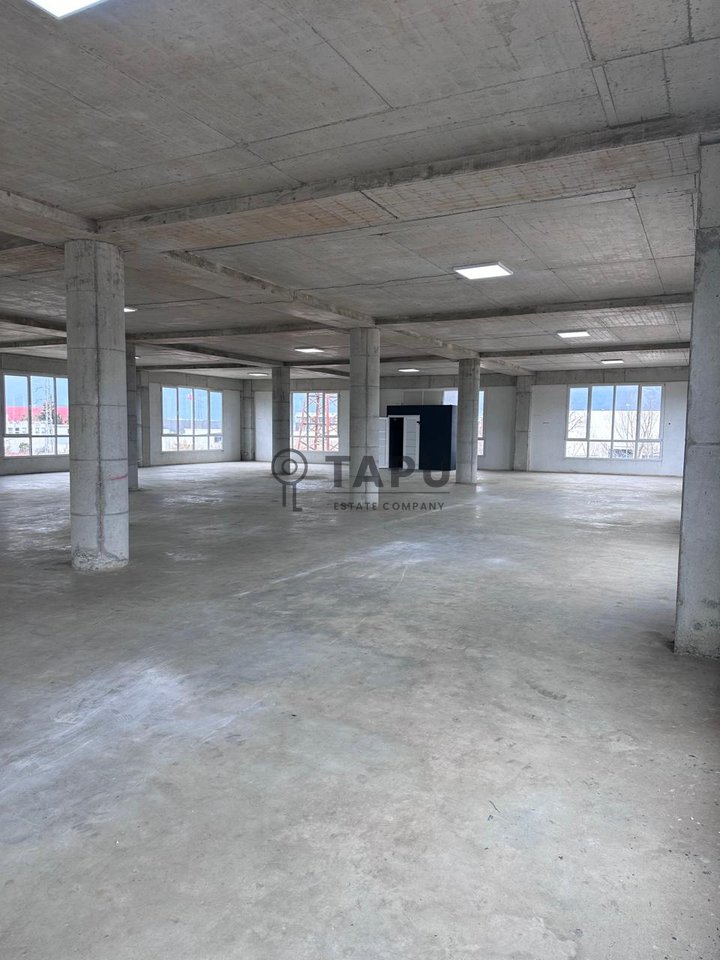 JEPET MAGAZINË ME QIRA – PRANË TOP CHANNEL, TIRANË