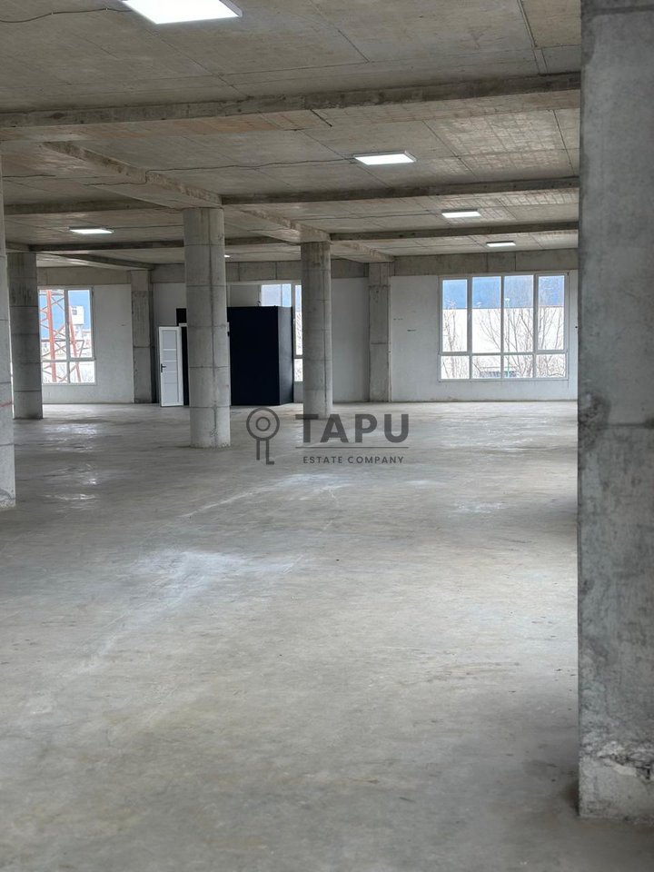 JEPET MAGAZINË ME QIRA – PRANË TOP CHANNEL, TIRANË