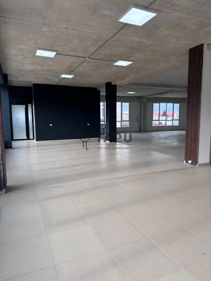 JEPET MAGAZINË ME QIRA – PRANË TOP CHANNEL, TIRANË