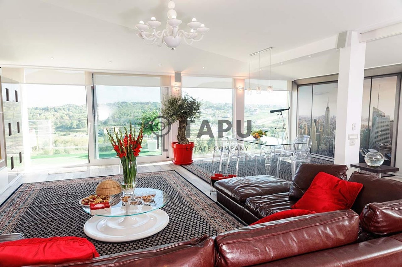 Shitet Penthouse Luksoz 2+1+2 tek Liqeni i Thatë!