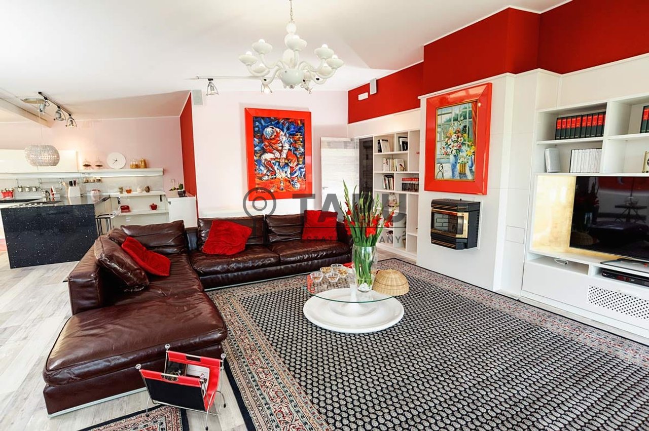 Shitet Penthouse Luksoz 2+1+2 tek Liqeni i Thatë!