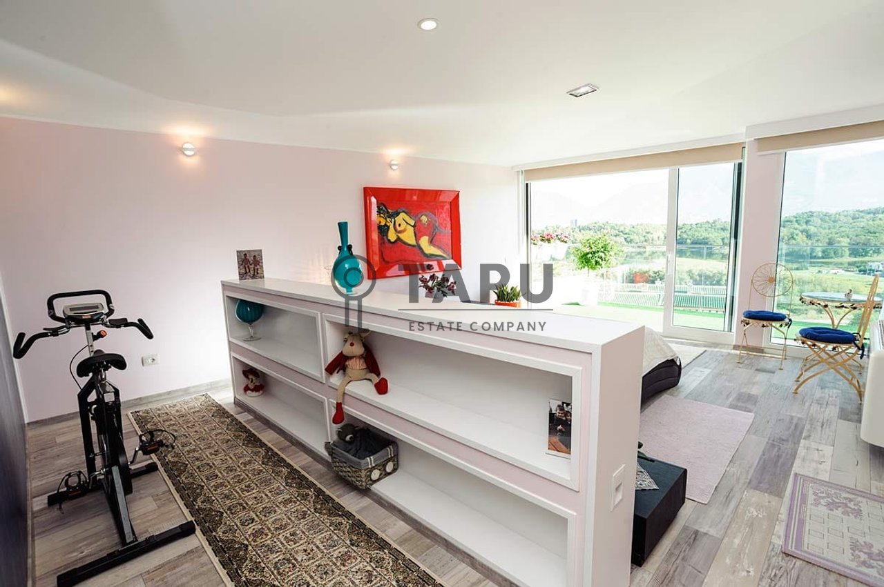 Shitet Penthouse Luksoz 2+1+2 tek Liqeni i Thatë!